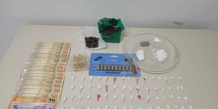 OPERAÇÃO EZEQUIEL 37: Mulher flagrada “batendo pó” é presa pela PM na Vila Santa Maria