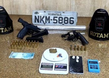 Suspeito de envolvimento com o tráfico de drogas e seu segurança são presos pela PM em Pontal do Paraná