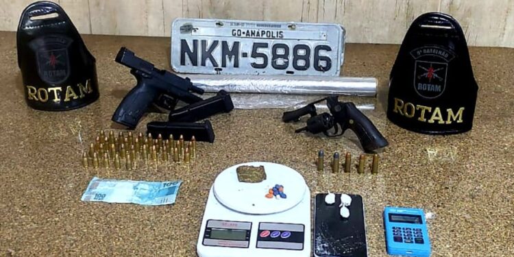 Suspeito de envolvimento com o tráfico de drogas e seu segurança são presos pela PM em Pontal do Paraná