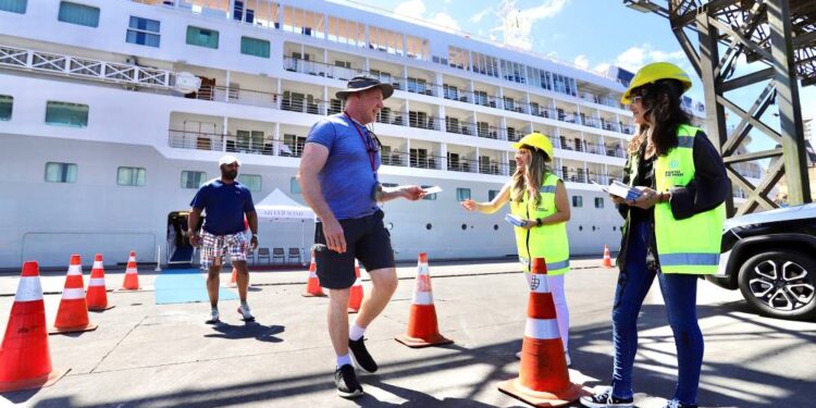 Chegada de turistas internacionais aumenta 66% no Paraná em 2023, aponta boletim