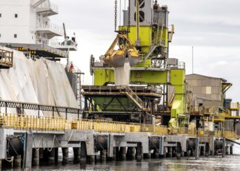 Porto de Paranaguá recebe carga recorde de fertilizante no cais público