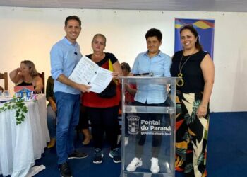 Pontal entrega títulos de propriedade e anuncia construção de 50 moradias