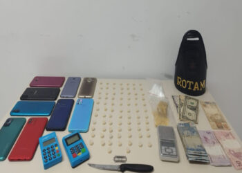 Drogas são encontradas pela ROTAM no bolso de uma calça pendurada no varal de uma casa na Vila Alboit