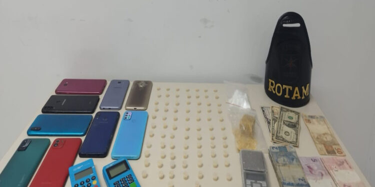 Drogas são encontradas pela ROTAM no bolso de uma calça pendurada no varal de uma casa na Vila Alboit