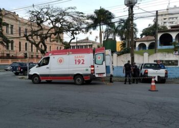 Casal fica gravemente ferido após caminhonete bater em um muro de pedras na região central de Paranaguá