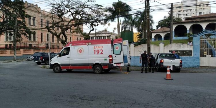 Casal fica gravemente ferido após caminhonete bater em um muro de pedras na região central de Paranaguá
