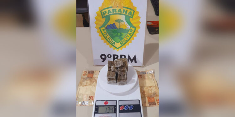 Homem é flagrado pela PM comercializado pedaços de maconha em Pontal do Paraná