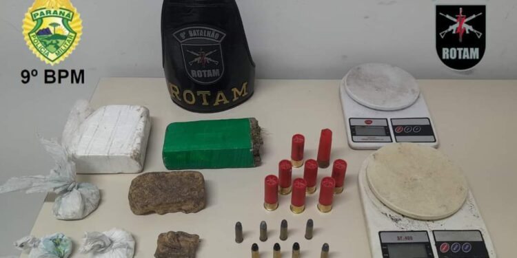 ROTAM encontra drogas e munições dentro de um balde enterrado no quintal de uma casa na Serraria do Rocha