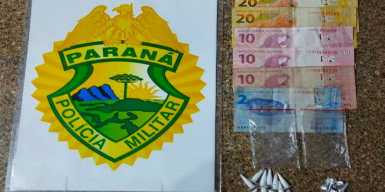 Rapaz é flagrado pela PM carregando pinos plásticos com cocaína e pedras de crack em Pontal do Paraná