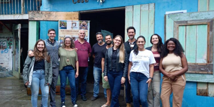 Participantes da reunião do conselho local da Coalizão pelo Impacto em Paranaguá: Mariana Benzoni (Fund. Boticário), Albert Estiarte (Coalizão), Márcia Alexandre (Coalizão), Roberto Cândido (SRI), Rafael Souza (Inst. Ecoe), Bryan Müller (Olha o Peixe), Juliane Freitas (Fund. Boticário), Leandro (Tico) Pereira (IFPR), Flávia Oliveira(IFPR), Cynthia Bresser (Inst. Ecoe) e Elisangela Machado (Coalizão). Foto: Ludmila Pizarro