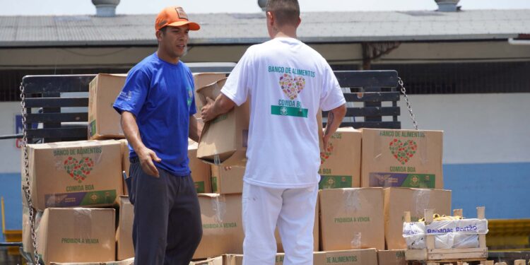 Ceasa Curitiba doa 5 toneladas de alimentos para municípios catarinenses afetados por chuvas