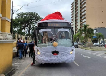 Tarifa Zero de Natal: ônibus iluminado leva Papai e Mamãe Noel aos bairros de Paranaguá