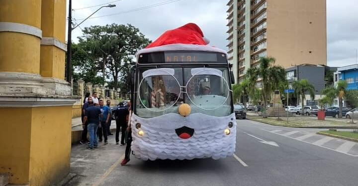 Tarifa Zero de Natal: ônibus iluminado leva Papai e Mamãe Noel aos bairros de Paranaguá
