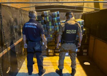 Receita Federal e Polícia Militar apreendem quase 2 toneladas de maconha que seriam descarregadas em Paranaguá