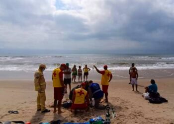 Idoso é resgatado no mar por guarda-vidas em Matinhos