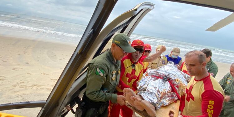 Idoso é resgatado no mar por guarda-vidas em Matinhos