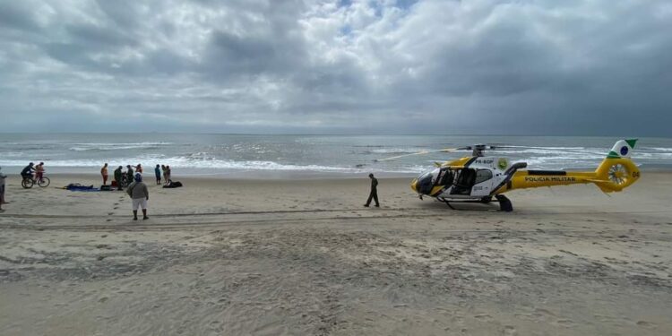 Idoso é resgatado no mar por guarda-vidas em Matinhos