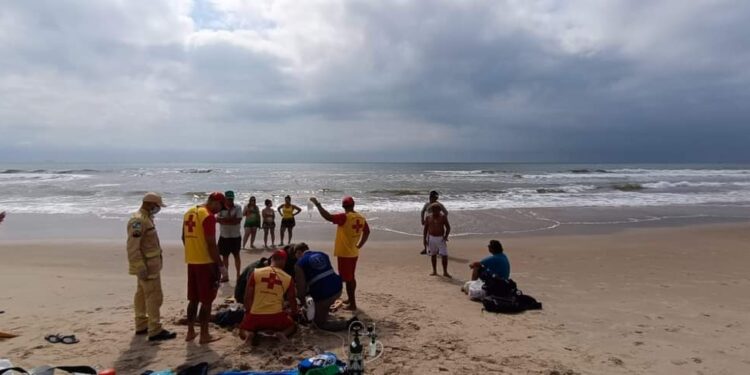 Idoso é resgatado no mar por guarda-vidas em Matinhos