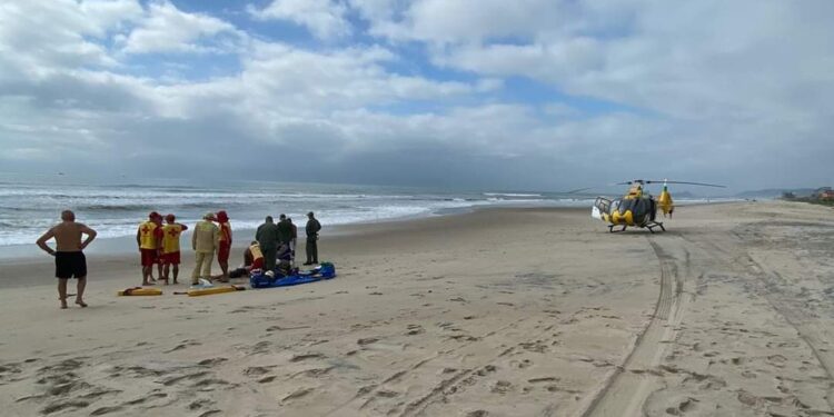 Idoso é resgatado no mar por guarda-vidas em Matinhos