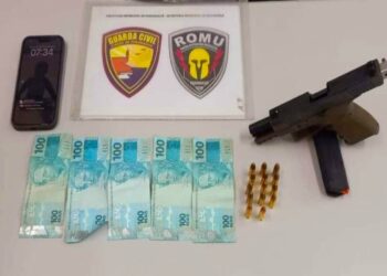 Rapaz flagrado pela Muralha Digital exibindo pistola é preso pela ROMU
