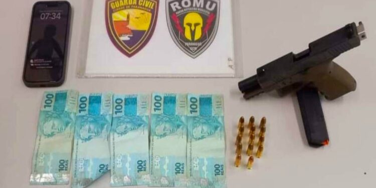 Rapaz flagrado pela Muralha Digital exibindo pistola é preso pela ROMU