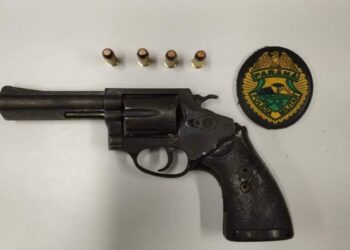 PM encontra revólver no forro de uma casa no Jardim Jacarandá em Paranaguá