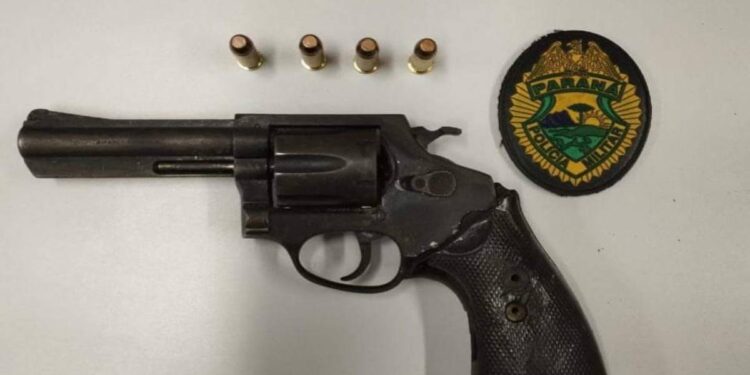 PM encontra revólver no forro de uma casa no Jardim Jacarandá em Paranaguá