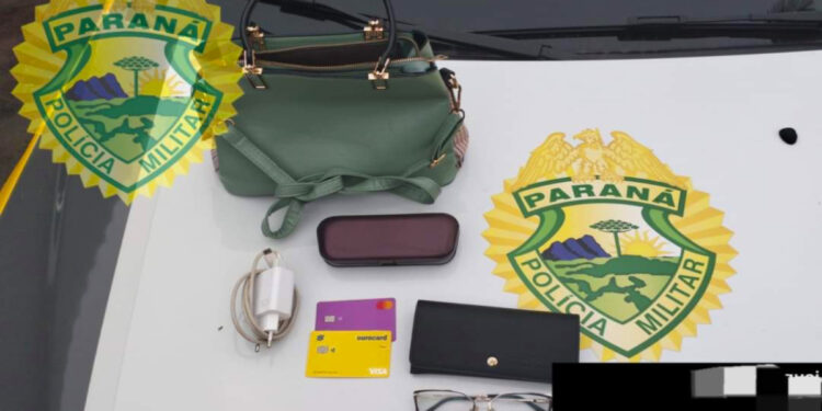 Informações trocadas em grupo de WhatsApp ajudam PM a recuperar bolsa furtada em Antonina