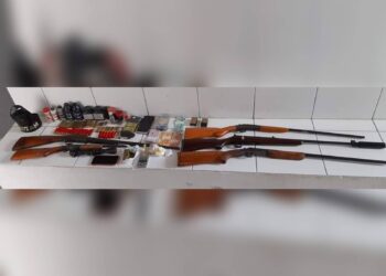 PM apreende espingardas, munições e drogas durante cumprimento de ordens judiciais na zona rural de Guaraqueçaba