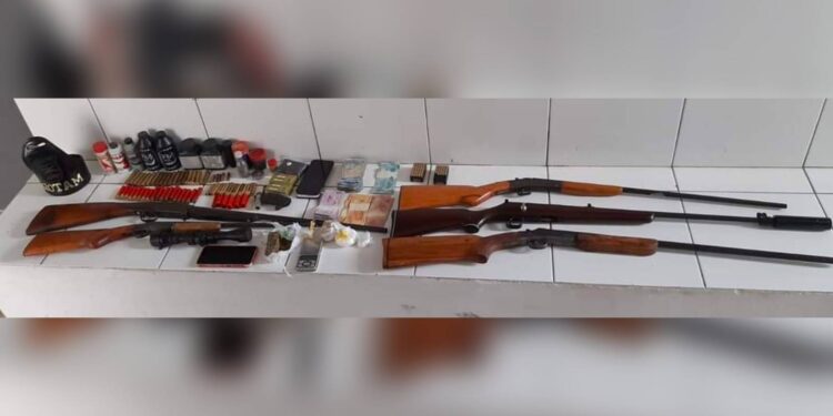 PM apreende espingardas, munições e drogas durante cumprimento de ordens judiciais na zona rural de Guaraqueçaba