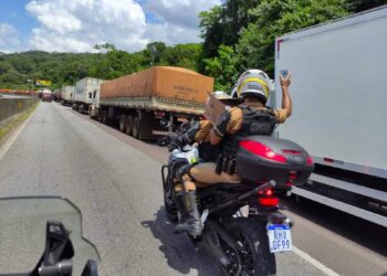 PM distribuiu água para motoristas que estavam parados na BR-277