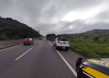 Ônibus com problema mecânico bloqueia uma faixa da BR-277 em São José dos Pinhais