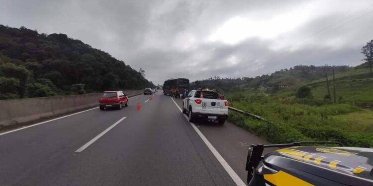 Ônibus com problema mecânico bloqueia uma faixa da BR-277 em São José dos Pinhais