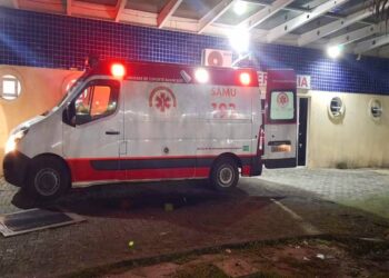 Homem atingido por golpes de facão é encaminhado pelo SAMU para o Hospital Regional do Litoral