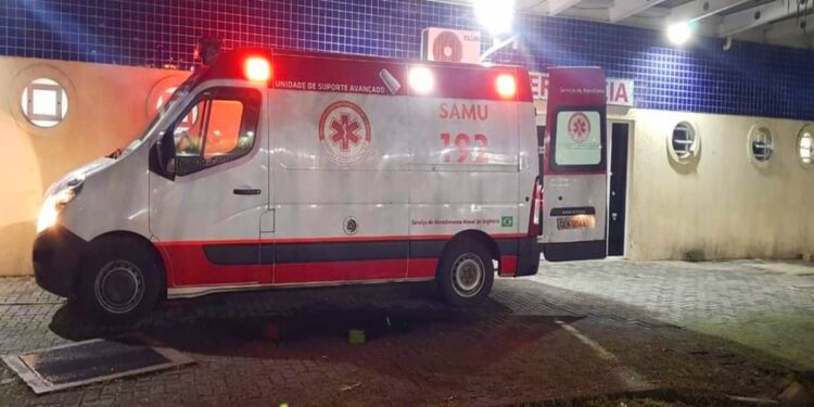 Homem atingido por golpes de facão é encaminhado pelo SAMU para o Hospital Regional do Litoral