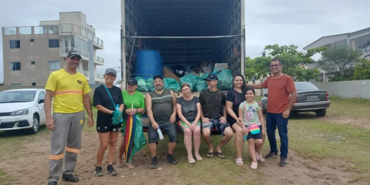 Voluntários recolhem 200 kg de lixo na praia do Coroados em Guaratuba