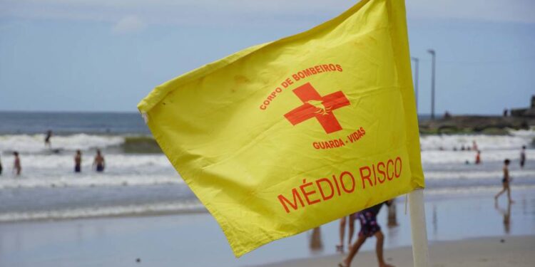 Verde, amarela, vermelha e preta: bandeiras na orla ajudam a orientar banhistas