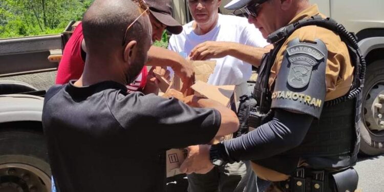 PM distribuiu água para motoristas que estavam parados na BR-277