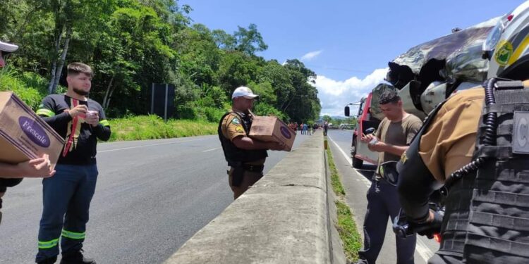 PM distribuiu água para motoristas que estavam parados na BR-277
