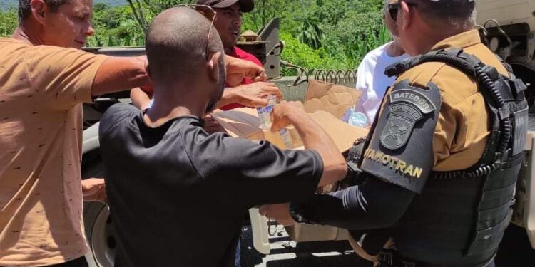 PM distribuiu água para motoristas que estavam parados na BR-277