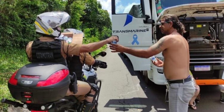 PM distribuiu água para motoristas que estavam parados na BR-277
