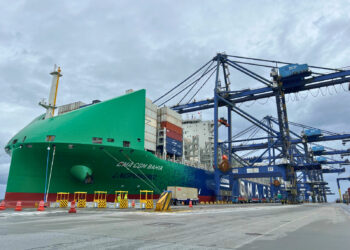 Maior navio porta-contêineres biocombustível a operar na América do Sul atraca na TCP