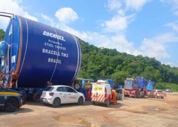 Deslocamento de carga especial provoca lentidão na BR-277