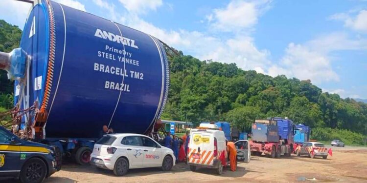Deslocamento de carga especial provoca lentidão na BR-277