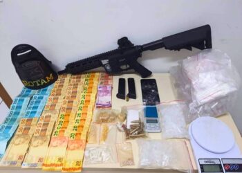 ROTAM apreende simulacro de fuzil e drogas na Vila Horizonte; um rapaz foi preso