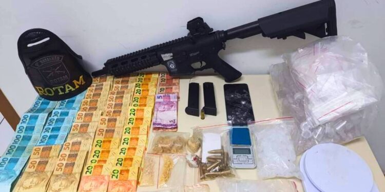 ROTAM apreende simulacro de fuzil e drogas na Vila Horizonte; um rapaz foi preso