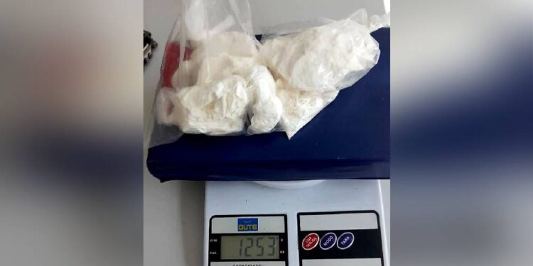 OPERAÇÃO EZEQUIEL 37: PM encontra tablete de cocaína escondido em armário de banheiro em Paranaguá