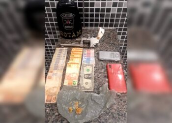ROTAM encontra pedras de crack, dinheiro e revólver dentro de uma casa no bairro Batel em Antonina