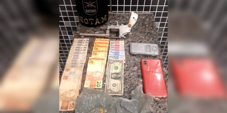 ROTAM encontra pedras de crack, dinheiro e revólver dentro de uma casa no bairro Batel em Antonina