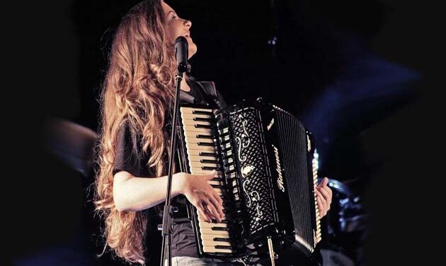 Música latina, pagode e revelação paranaense sobem nos palcos Sunset nesta terça